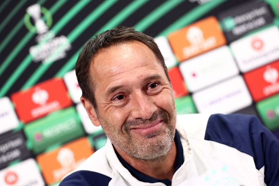 John van 't Schip liet zijn ploeg met vijf verdedigers aftrappen in Alkmaar