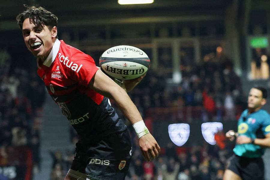 L'arrière italien de Toulouse, Ange Capuozzo, célèbre son essai lors du match de rugby du Top14 entre Toulouse et Montpellier.