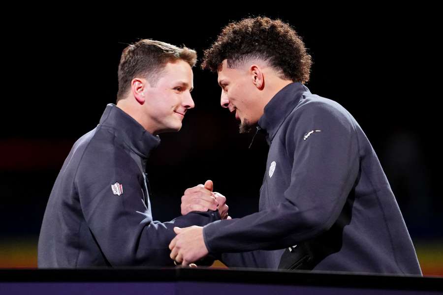 Links de bescheiden Purdy, rechts Patrick Mahomes van de Chiefs