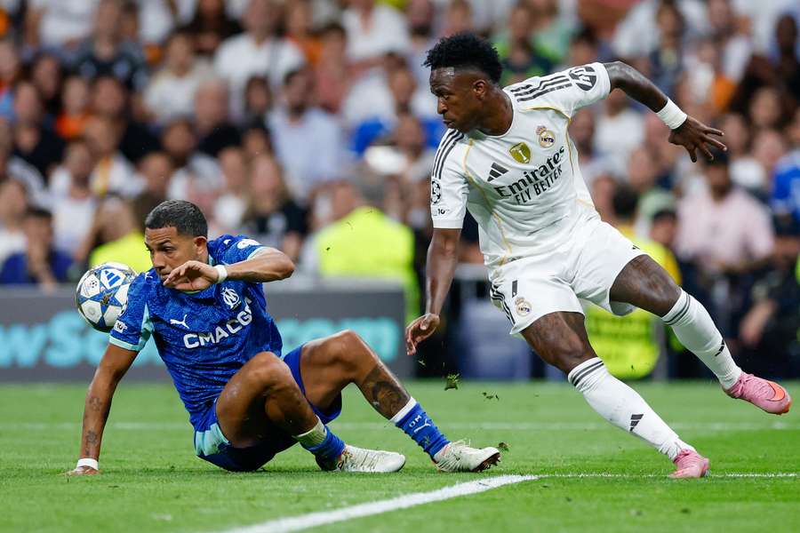 Vinicius, ante Facundo Medina, en el Real Madrid-Marsella