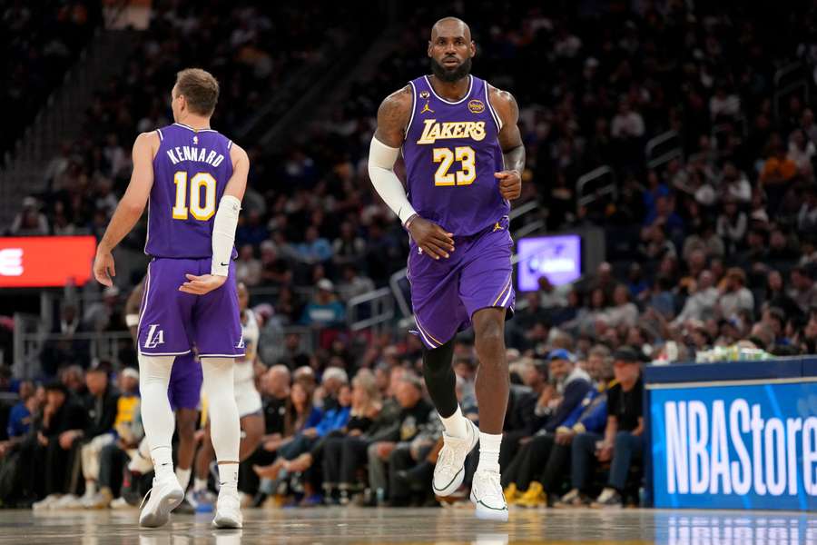 LeBron James (r.) war bester Lakers-Schütze gegen die Warriors LeBron James (r.) war bester Lakers-Schütze gegen die Warriors