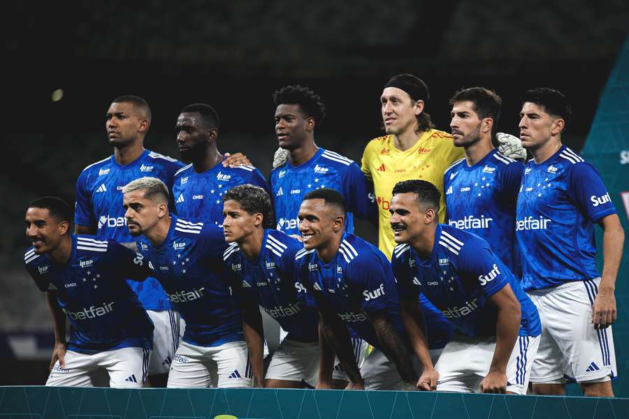 Jogadores do Cruzeiro posam para foto antes da estreia no Campeonato Mineiro