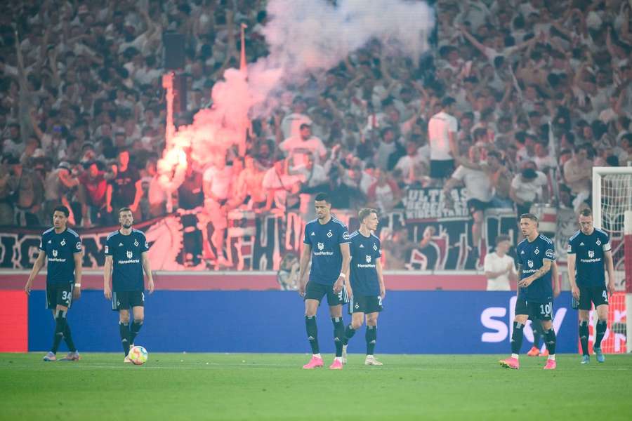 HSV har kniven for struben.