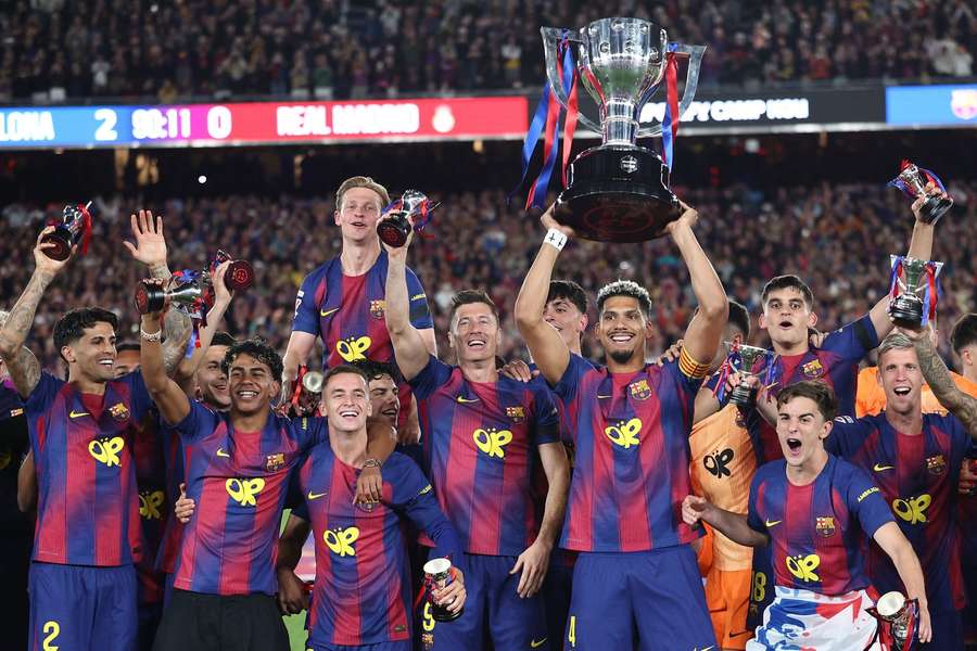 Barcelona cu trofeul LaLiga