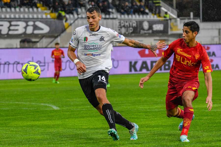 Jakub Kiwior (L) in het shirt van Spezia