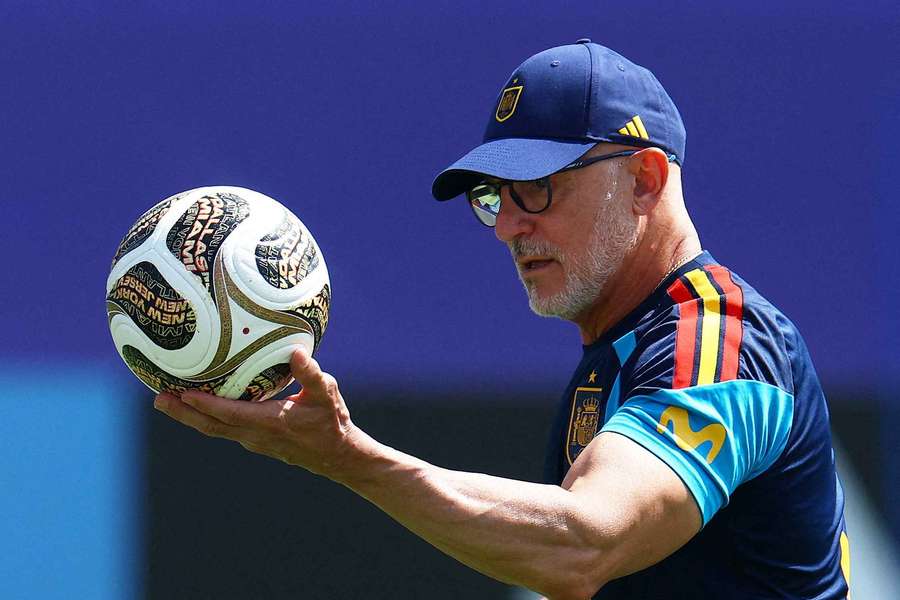 De la Fuente sostiene el nuevo balón del Mundial en el entrenamiento de España en Dallas