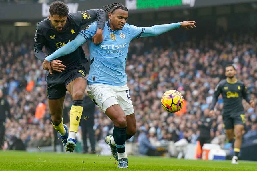 Akanji perante Dominic Calvert Lewin 