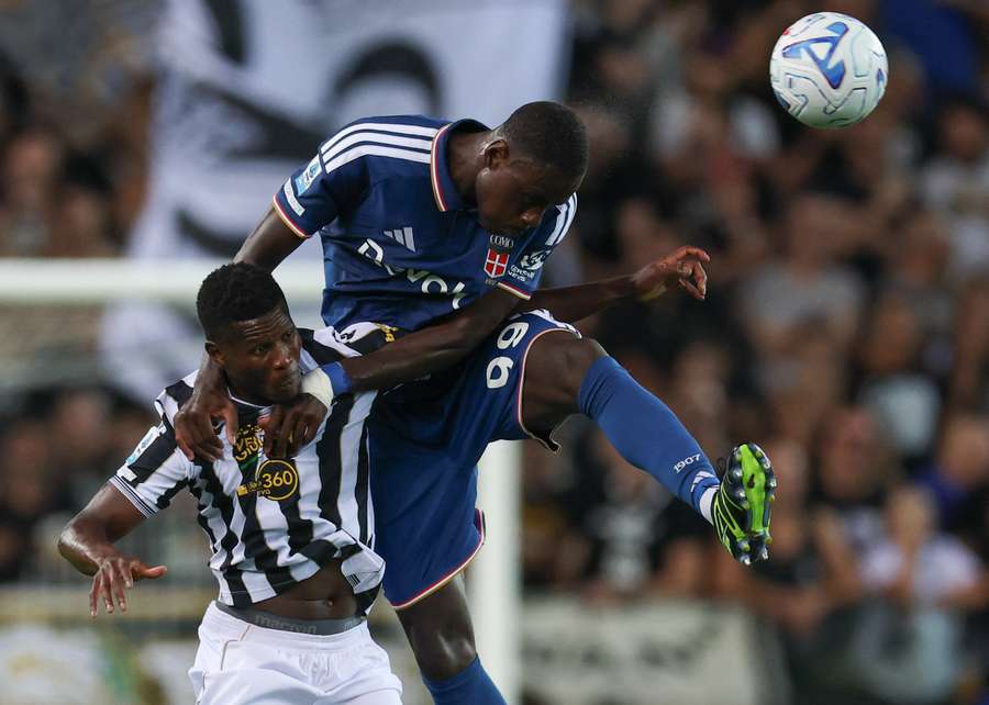 Trevoh Chalobah vince il duello aereo con Vakoun Bayo Trevoh Chalobah vince il duello aereo con Vakoun Bayo