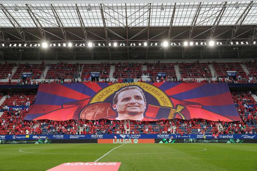 Arrasate honoured by Osasuna fans