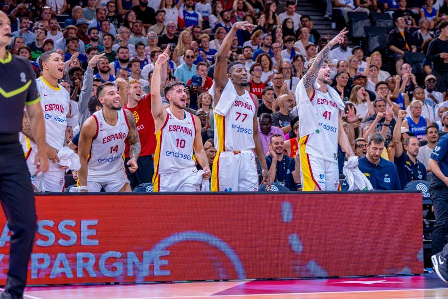 El banquillo de España celebra una canasta ante Francia