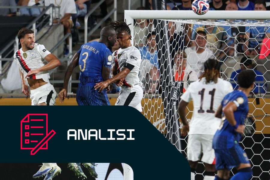 Kalidou Koulibaly dell'Al Hilal segna il terzo gol della sua squadra