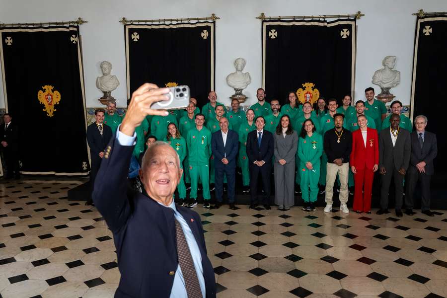 Marcelo Rebelo de Sousa tirou uma selfie com a comitiva portuguesa Marcelo Rebelo de Sousa tirou uma selfie com a comitiva portuguesa