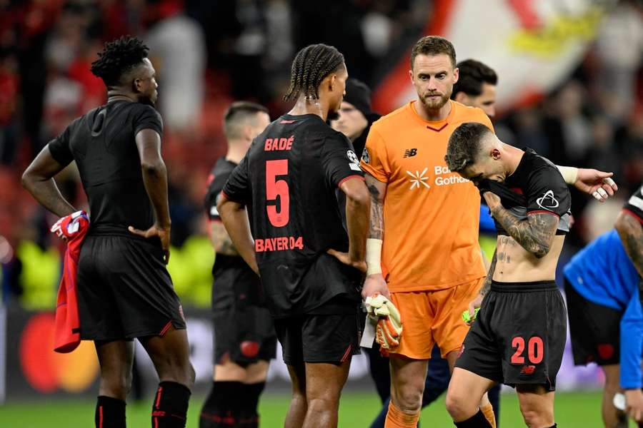 Enttäuschte Leverkusener nach der 2:7-Packung gegen Paris Saint-Germain. Enttäuschte Leverkusener nach der 2:7-Packung gegen Paris Saint-Germain.