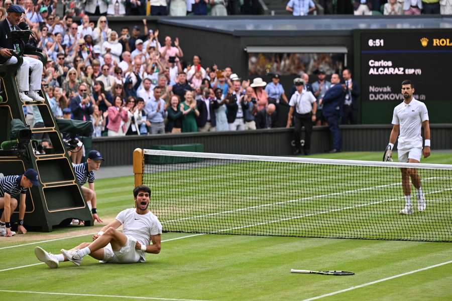 Des einen Freud ist des anderen Leid: Djokovic muss zusehen, wie Alcaraz seinen ersten Wimbledon-Triumph feiert.