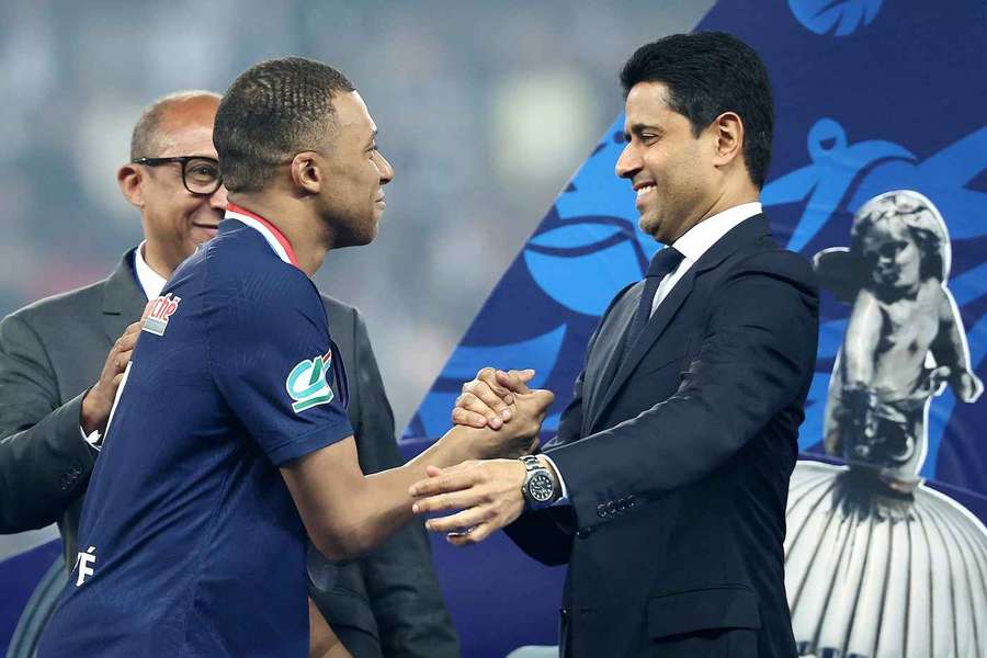 Kylian Mbappe și președintele PSG Nasser Al-Khelaifi, sărbătorind câștigarea titlului în Ligue 1 în sezonul 2023/2024