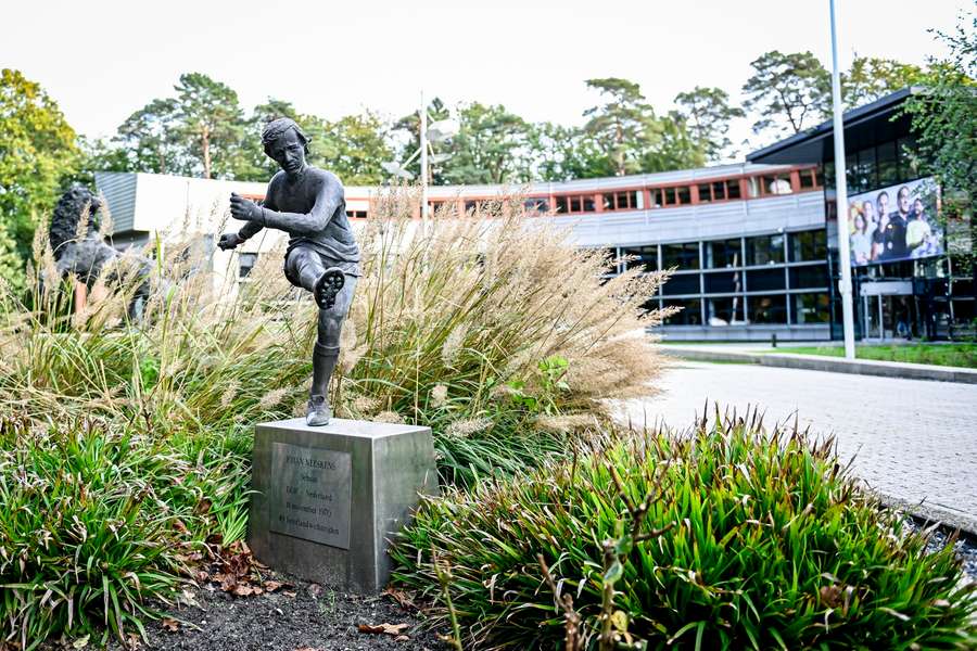 Het standbeeld van Johan Neeskens op de KNVB Campus