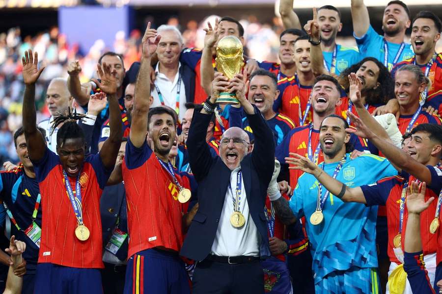 Luis de la Fuente levanta la Copa del Mundo