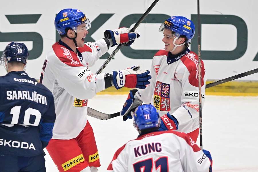 Melovský (vpravo) slaví zásah do finské sítě.