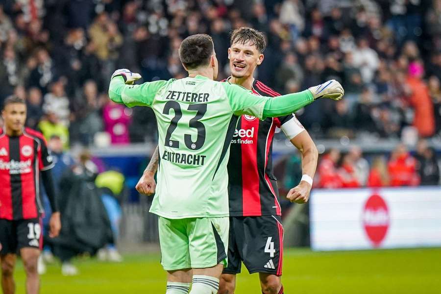 Robin Koch jubelt nach Abpfiff mit Michael Zetterer.