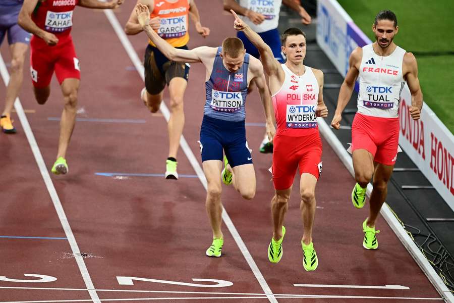 Maciej Wyderka triumfujący na linii mety w Tokio