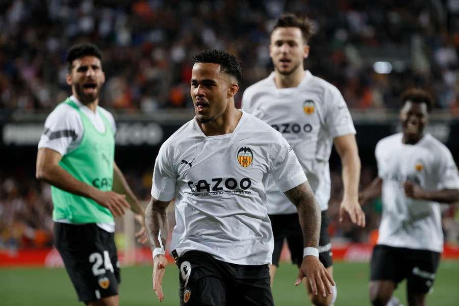 Justin Kluivert viert de 1-0 voor Valencia, zijn vierde treffer van dit seizoen