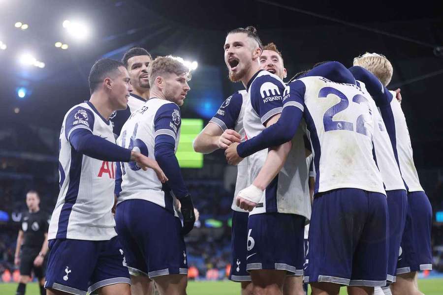 Radu Drăgușin sărbătorește un gol cu coechipierii