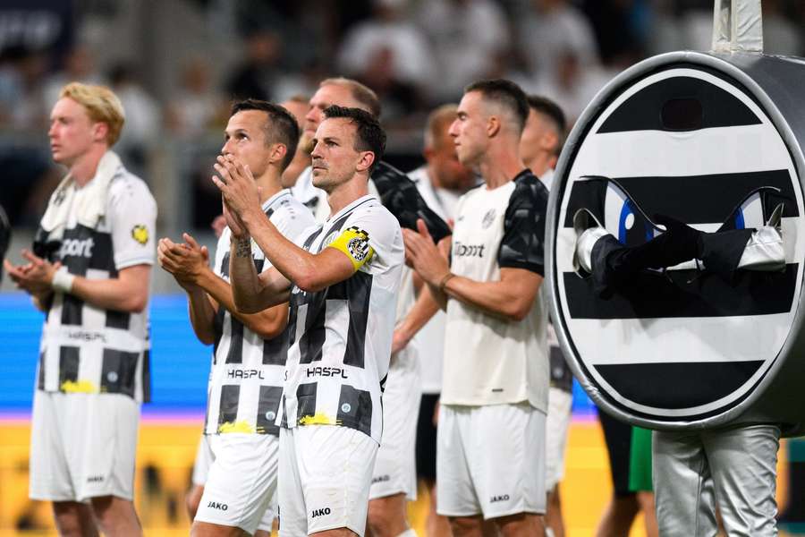 Hradečtí fotbalisté děkují fanouškům po domácím utkání s Besiktasem.