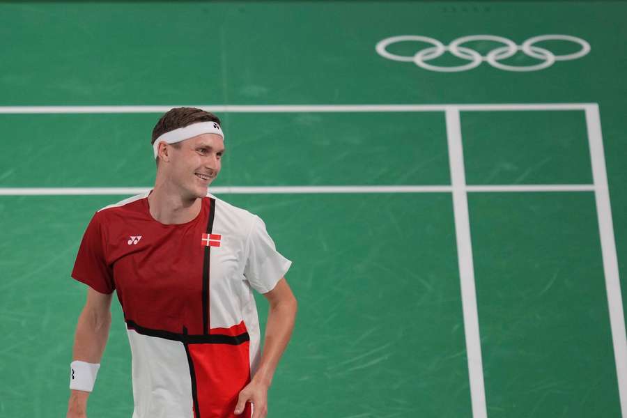 Axelsen indleder guldforsvar med knusende sejr