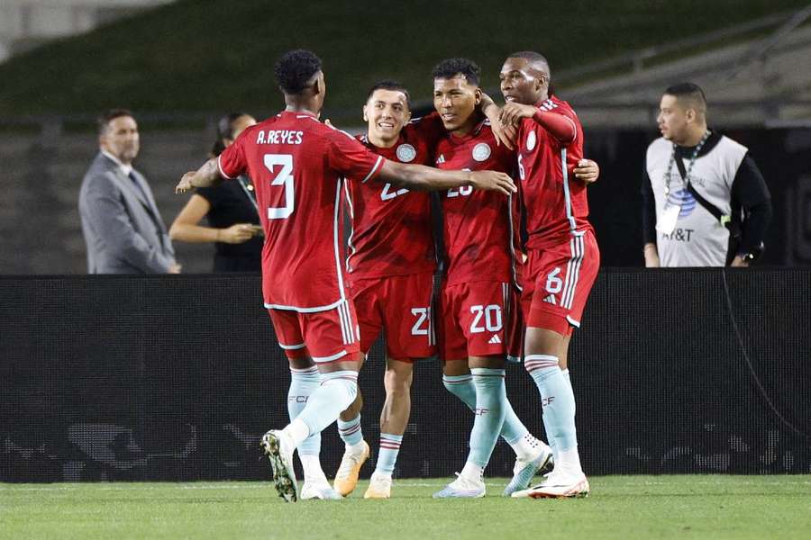 Partida do campeonato do torneio índia x bangladesh com fundo do estádio de  críquete