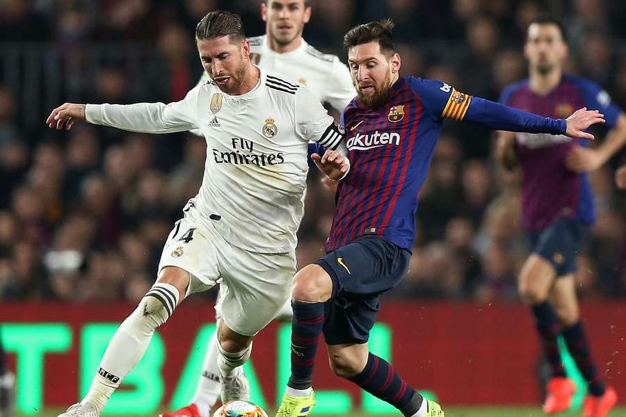 Sergio Ramos ante Leo Messi en el Clásico de 2019