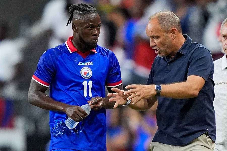 Trainer Sebastien Migne (r.) im Gespräch mit Stürmer Louicius Deedson (l.)