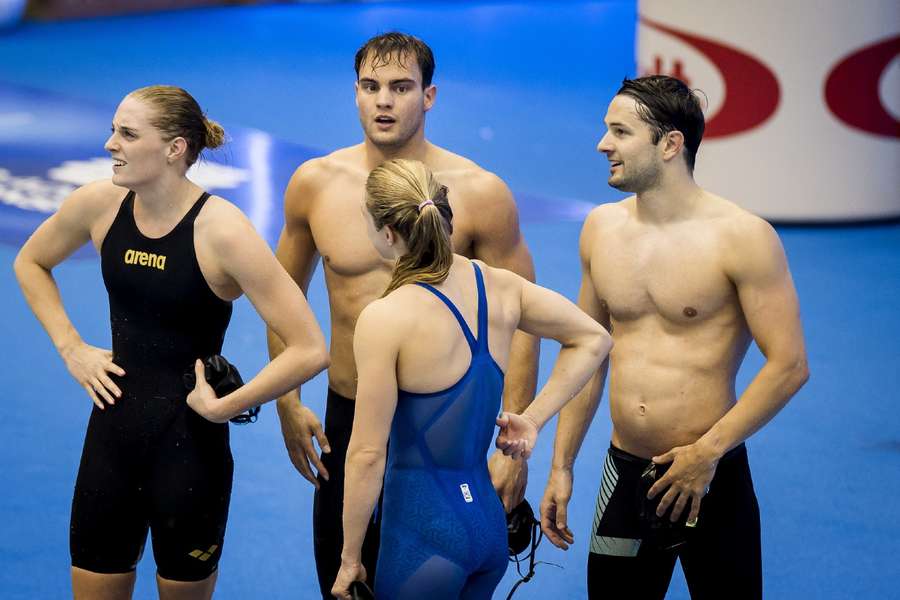 Marrit Steenbergen, Nyls Korstanje, Maaike de Waard en Arno Kamminga na afloop van de finale 4x100 meter wissel