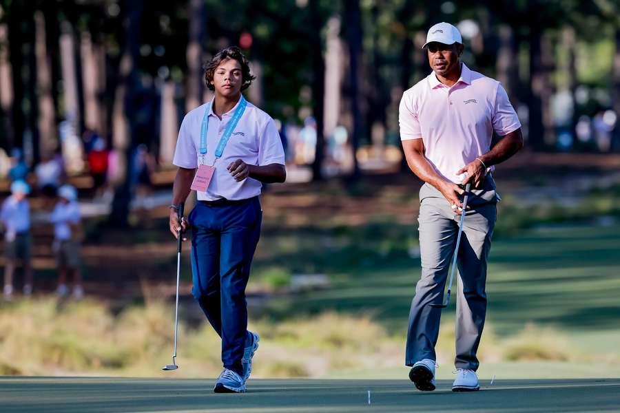 Charlie Woods (l.) und Tiger Woods (r.).