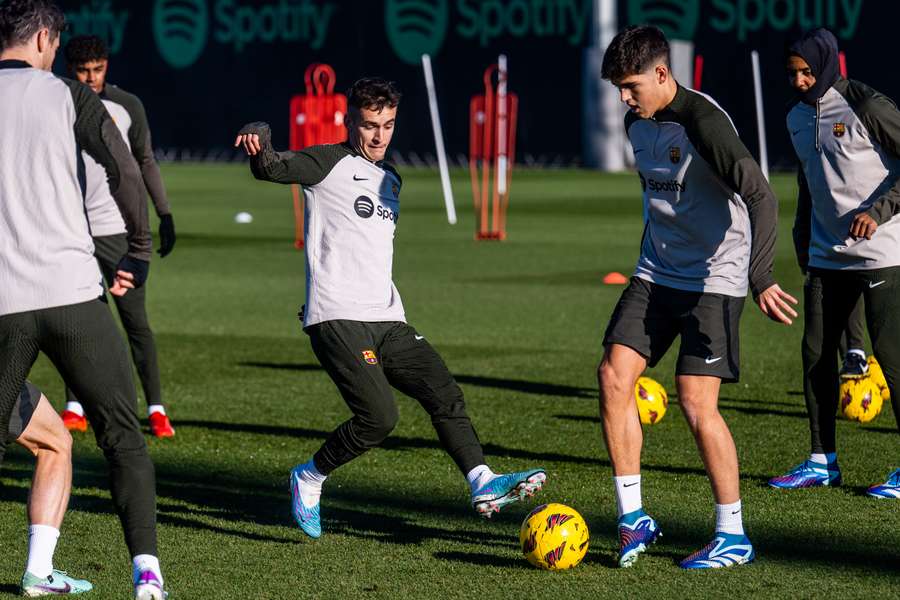 Barcelona tiene entrenamiento dentro de pelotas gigantes
