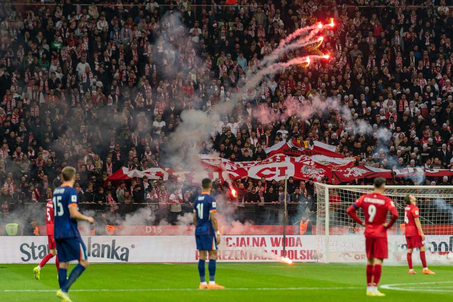 Polsc kibice rzucają race na boisko podczas meczu eliminacyjnego do MŚ 2026 z Holandią na stadionie PGE Narodowy, Polska, 14 listopada 2025 r. 