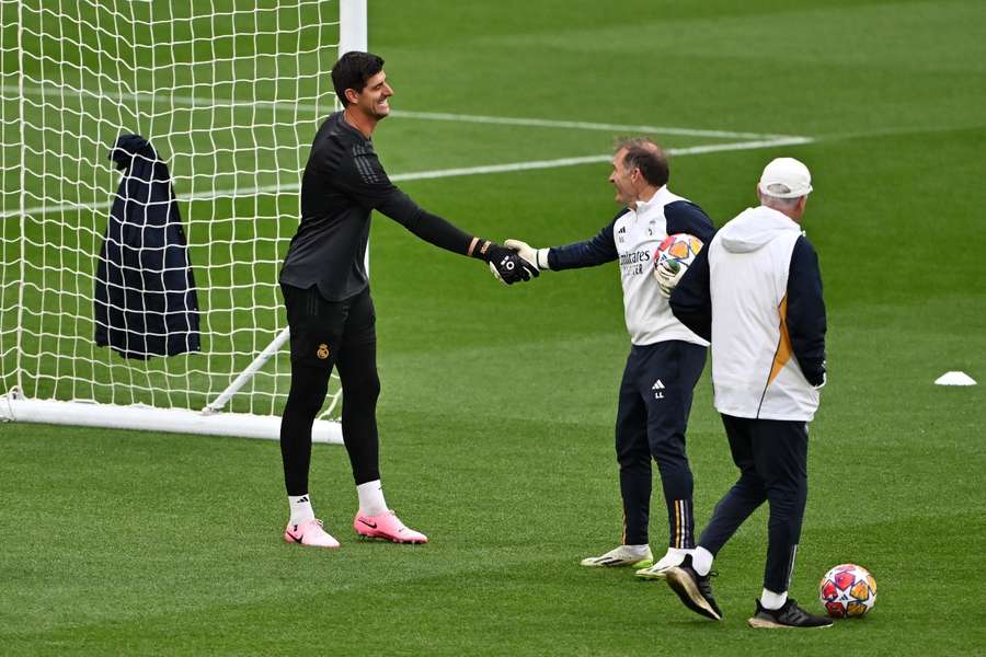Courtois saluda a Luis Llopis Courtois saluda a Luis Llopis