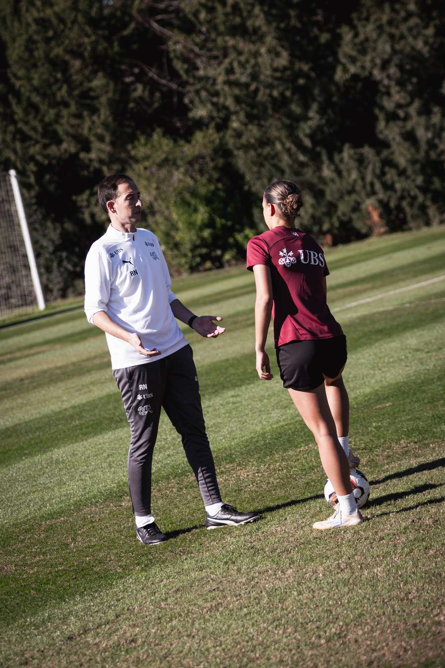 Rafel Navarro da instrucciones a una jugadora