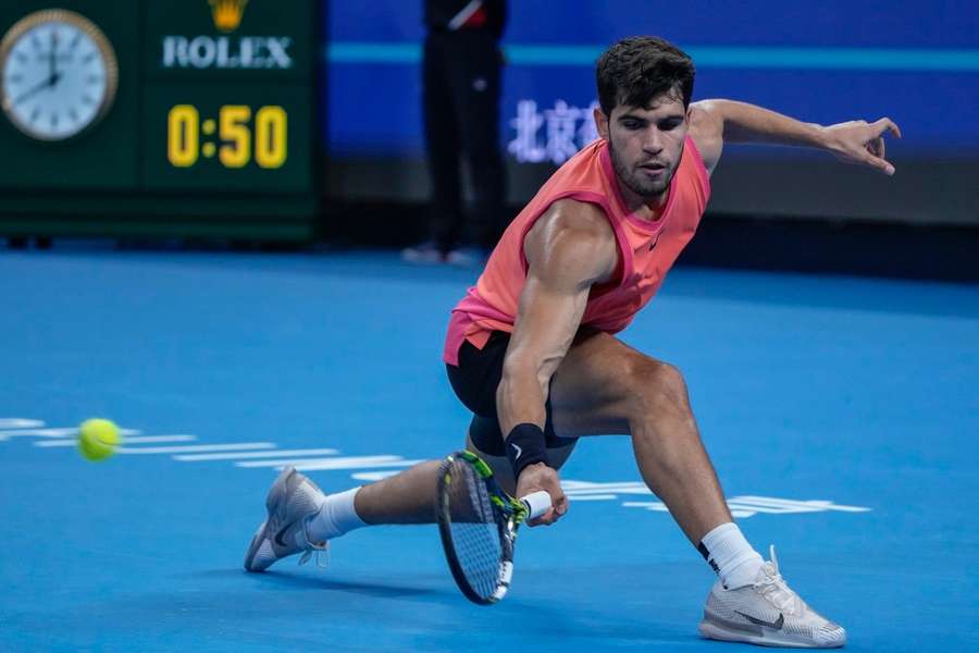 Alcaraz vence Khachanov nos quartos de final