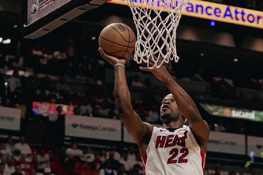 Jimmy Butler marcou 30 pontos em três períodos Jimmy Butler marcou 30 pontos em três períodos