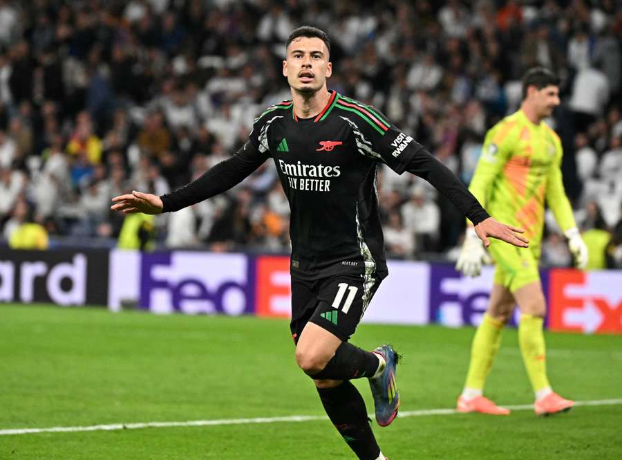 Martinelli tocou na saída de Courtois e saiu para o abraço