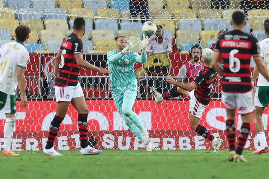 Goleiro Weverton teve trabalho em derrota do Palmeiras para o Flamengo