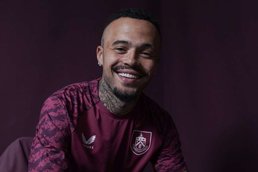 'Proud' Quilindschy Hartman completes transfer to Burnley from Feyenoord