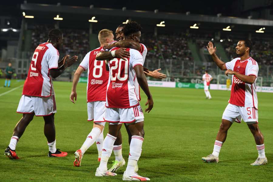 Ajax begint met een 4-1 voorsprong aan het duel in Amsterdam