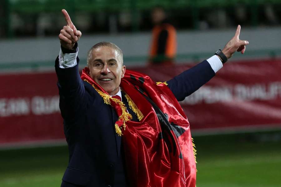 Albaniens Nationaltrainer Sylvinho feiert die erfolgreiche EM-Quali.