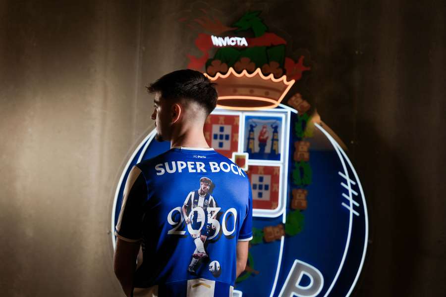 Martim Fernandes com a camisola da renovação