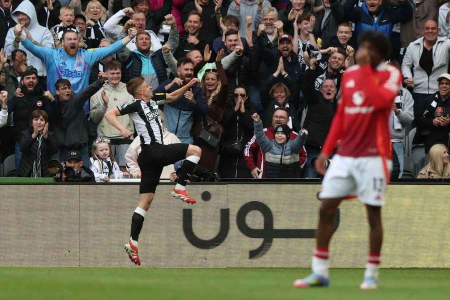 Harvey Barnes bisou na goleada do Newcastle perante o Manchester United