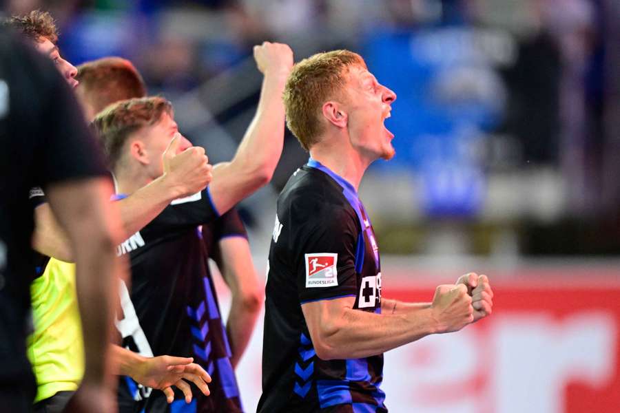 Paderborn porazil v baráži Wolfsburg a zahraje si Bundesligu. Paderborn porazil v baráži Wolfsburg a zahraje si Bundesligu.