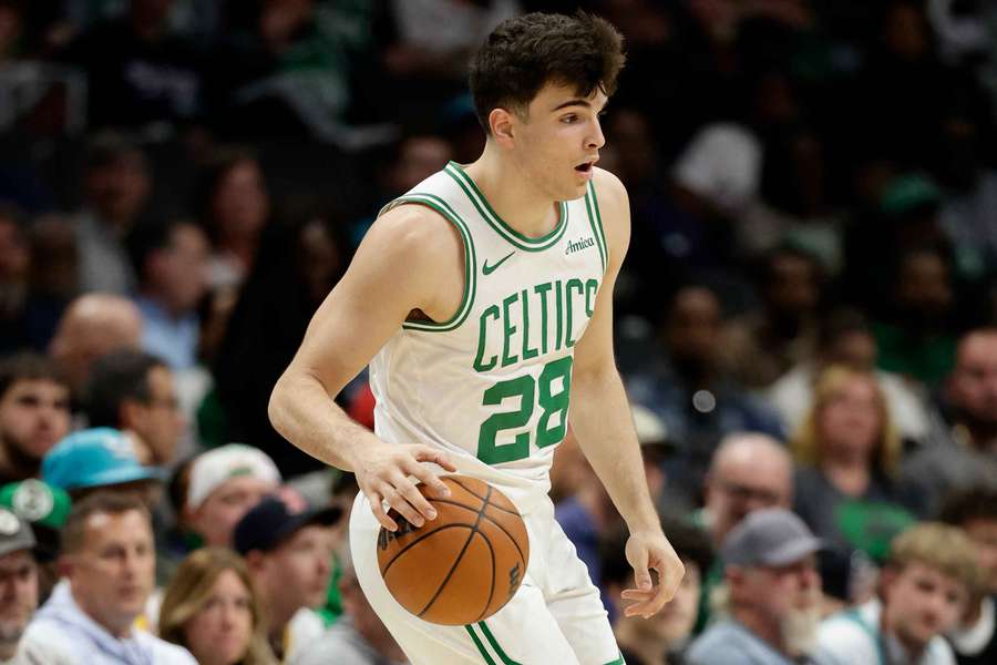 Hugo González bota el balón