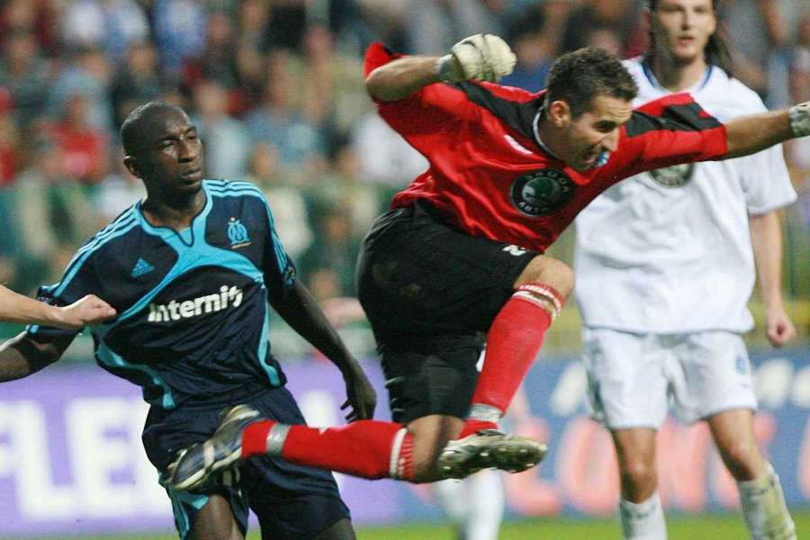 Brankář Miroslav Miller šel v roce 2006 pomoci svým spoluhráčům z Mlad é Boleslavi dát postupový gól proti Olympique Marseille.