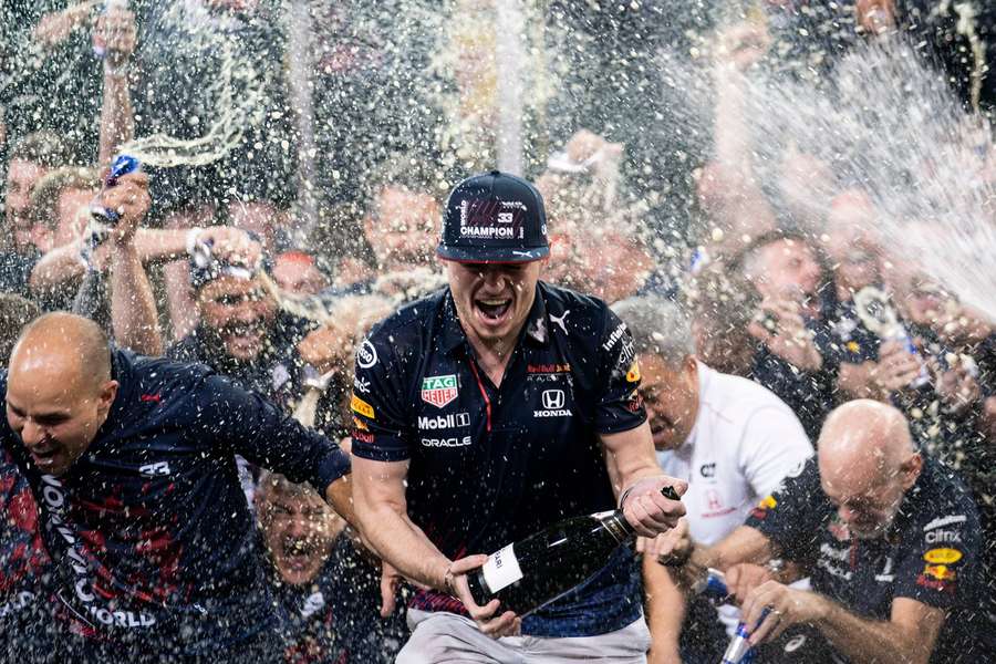 Max Verstappen viert het kampioenschap met het Red Bull Racing-team na de GP van Abu Dhabi in december 2021